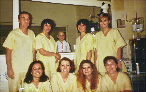1995: Tím lekárov a sestier z bratislavských Kramárov s Dankou - prvou pacientkou, ktorej transplantovali kostnú dreň.