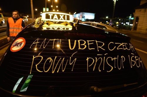 Taxikári blokovali pražskú magistrálu na protest proti nelegálnym taxislužbám. 