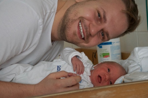 Martin Chodúr so svojimi malým synčekom. 