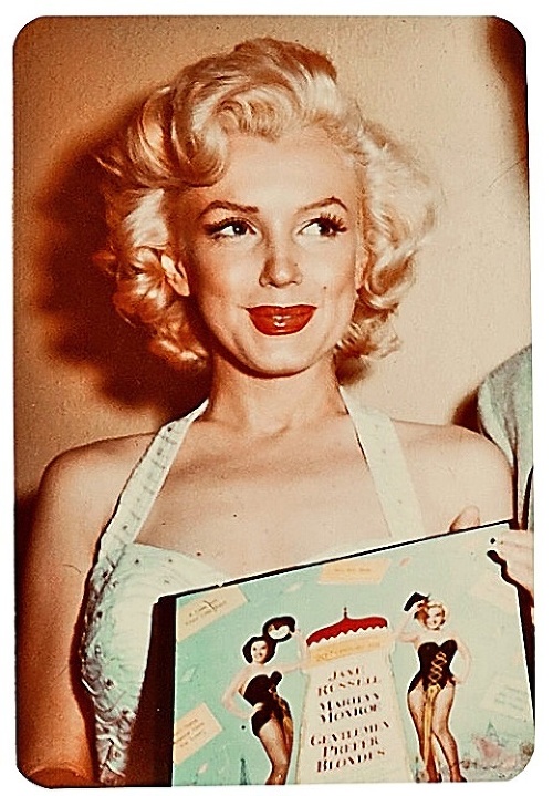 Marilyn s plagátom k fi lmu Páni majú radšej blondínky.