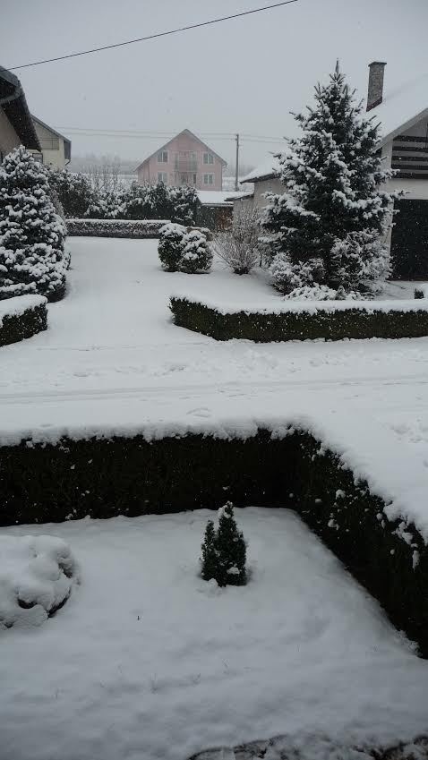 Sneh zasypal aj Nižný Hrušov (okr. Vranov nad Topľou) na východe Slovenska.