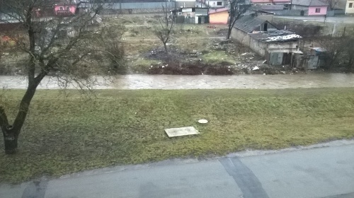 Moldavu nad Bodvou trápi intenzívny dážď. Hladina rieky rýchlo stúpa.
