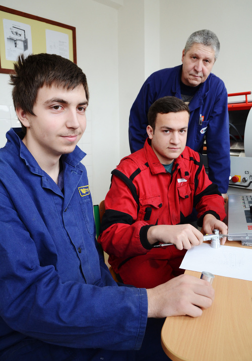 Študenti Martin (17, vľavo) a Adrián (16) počas praktickej časti výučby. Pri nich majster odborného výcviku Vladimír Urban.