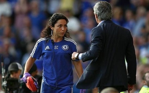 José Mourinho vyštartoval v závere zápasu po fyzioterapeutke Eve Carneiro.