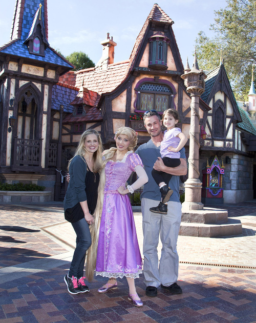 Sarah, Freddie a dcérka Charlotte v Disneylande. 