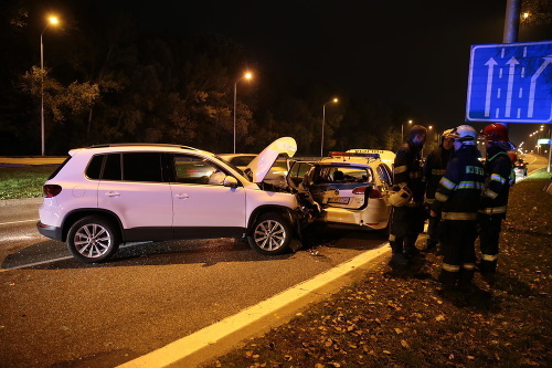 Policajné auto, do ktorého v Bratislave narazil šofér osobného auta, nabúralo do auta stojaceho pred ním.