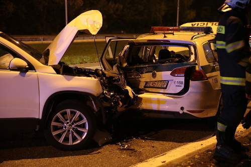 Policajné auto, do ktorého v Bratislave narazil šofér osobného auta, nabúralo do auta stojaceho pred ním.