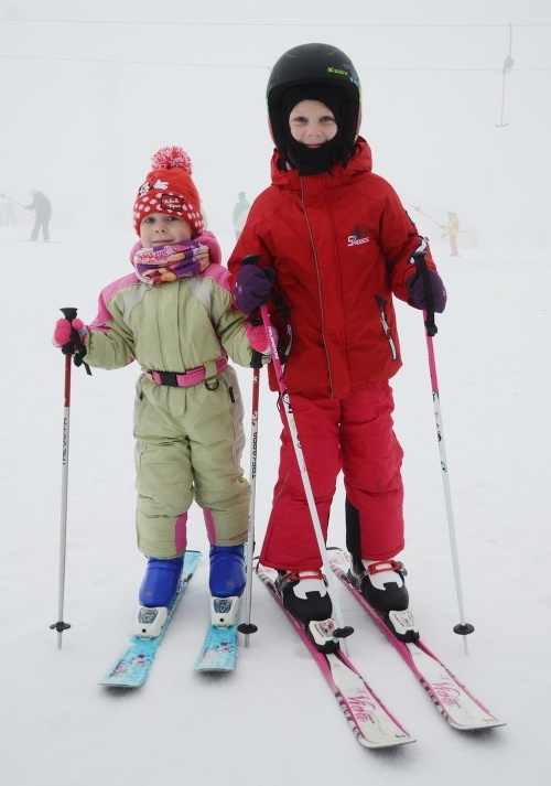 Alexandra Macková (3) sa cez víkend ešte len učila lyžovať, sestra Veronika (6) sa už spúšťala sama.