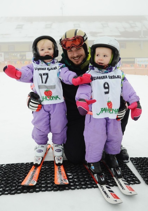 Pri inštruktorovi Ronaldovi Ižákovi sú dvojčatá Nela a Nina (vpravo, 3,5) Káčerikové z Košíc.