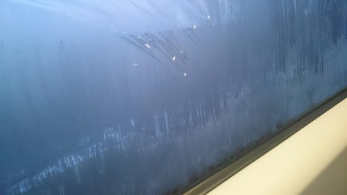Primrznuté okná zvnútra vlaku nafotila čitateľka Katarína.