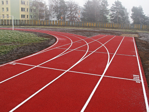 Atletický ovál svieti novotou, tesne po dokončení vyzeral takto.