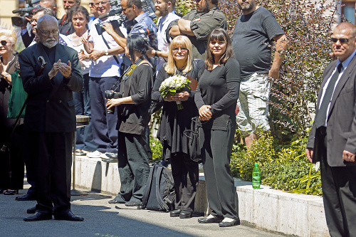 Berenika Chudíková (vpravo) sa pietneho rituálu nezúčastnila.