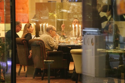 Maestro si vychutnával luxusnú večeru na nábreží Dunaja.