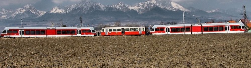 Po železnici sa presúvala v sprievode dvoch moderných električiek.