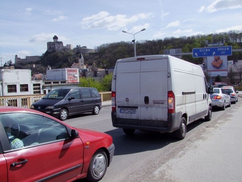 Trenčín sužujú zápchy,  cez mesto vedie iba jeden cestný most.