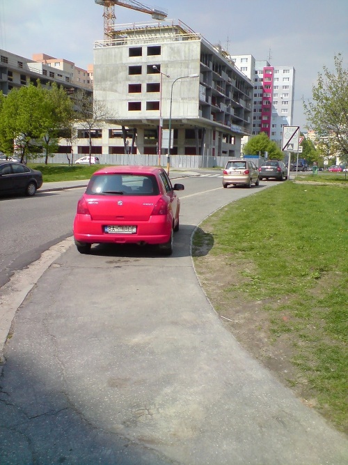 Parkovanie v Petržalke neďaleko policajnej stanice.