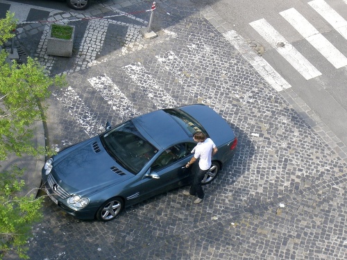 Alex Rozin si auto  odstavil priamo  na priechode  pre chodcov.