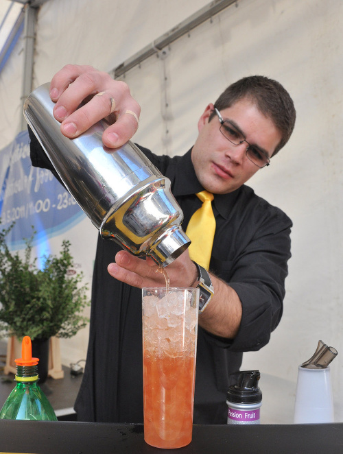 Barman Maroš (25) pripravuje Košický zlatý drink.
