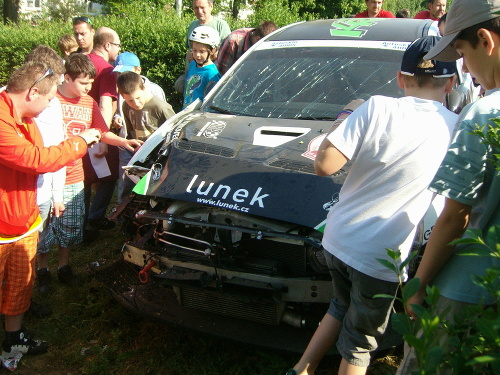 Zdemolovaný Evo X zaujal hlavne mladých divákov Rally Tríbeč. 