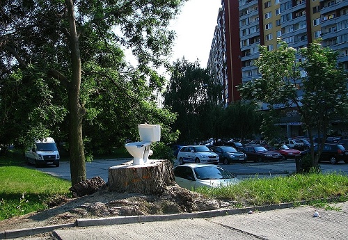 V lone petržalskej prírody vyrástol záchod. Miestni obyvatelia takto upozorňujú na nedostatok verejných WC v Bratislave.