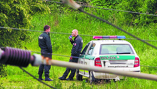 Kávička a práca na čerstvom vzduchu. Týmto policajtom ich zamestnanie Slováci asi budú závidieť.