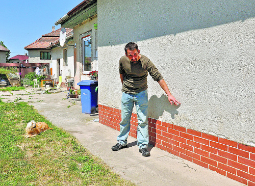 Máj 2011: Dušan Časár ml. (24) ukazuje, pokiaľ im voda zaliala dom.