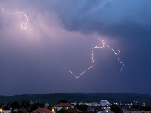 Utekajúci blesk? Nevšedný prírodný úkaz nad Prešovom zachytila naša čitateľka Júlia.