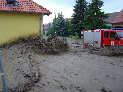 V Doľanoch sa krátko po 16. hodine spustil lejak aj s krúpami. Po ňom bola dedina pod vodou.