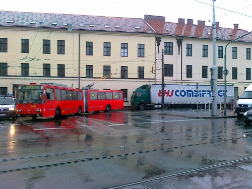 Odstavený kamión a trolejbus v centre Bratislavy dnes ráno poriadne znepríjemnili život všetkým vodičom.