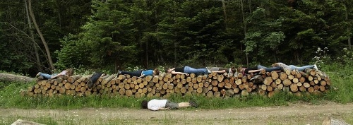 Študenti sa snažia o planking. Fotí ich pritom profesor.