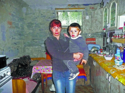 Lenka Balogová (29) so synom Radkom čakajú na hlavu rodiny doma.