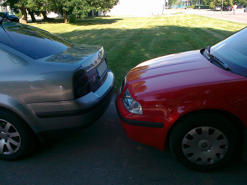 Pred červené auto čitateľa zaparkoval strieborný passat, bezpečné vycúvanie sa razom stalo utópiou.