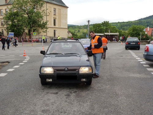 Vyberači inkasovali za každé auto, ktorého vodič chcel zaparkovať v levočských uličkách, po dve eurá.