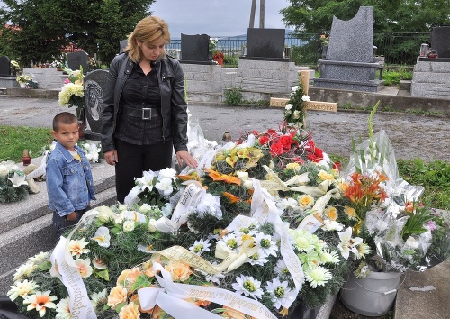 Dcéra Žaneta nad hrobom svojej zosnulej matky Regíny Zupkovej († 69).