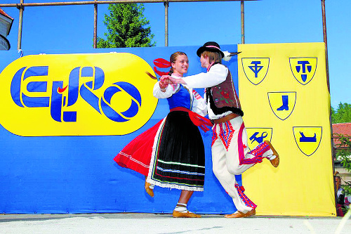 Súčasťou festivalu Európske ľudové remeslo (EĽRO) je vystúpenie folklórnych súborov. 