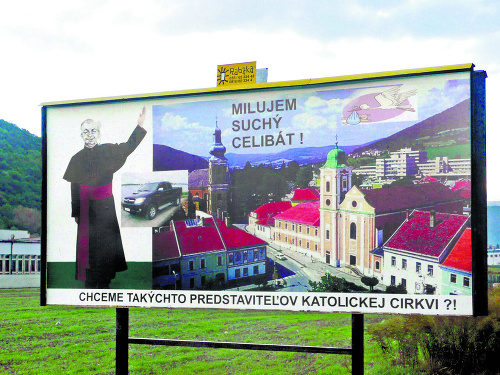 Tento bilbord proti cirkvi sa v Rožňave objavil vlani na jeseň.