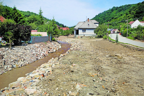 Júl 2011: Potok zregulovali, teraz má skoro pôvodnú šírku.