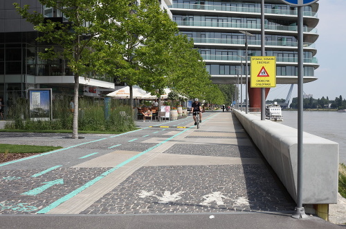 Cyklisti obchádzajú spomaľovač bez väčších problémov, ten sa tak míňa pôvodným zámerom River Parku.