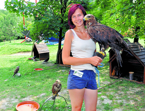 Sokoliarka Barbora (18) s orlom stepným Hedvigou. Odvážlivci si môžu Hedvigu chvíľu podržať.