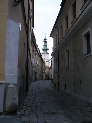 Za najužšiu uličku Bratislavy sa považuje Baštová.