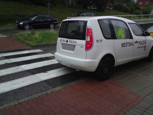 Takto zaparkované vozidlo brativských mestských policajtov pobúrilo nášho čitateľa.