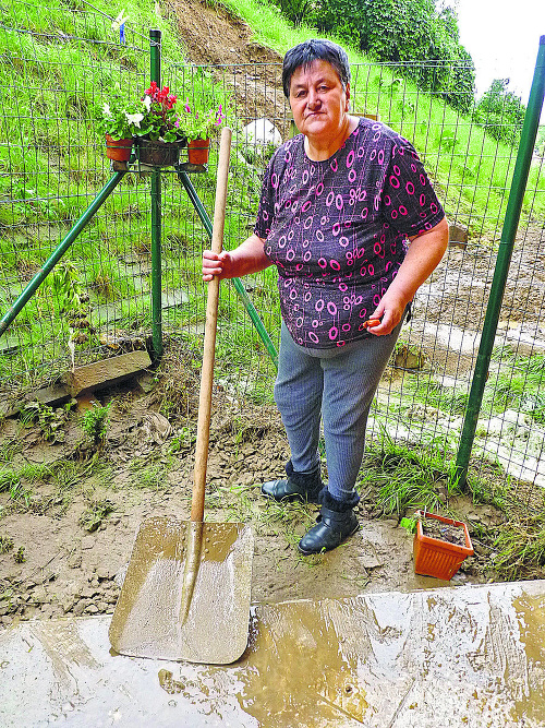 Mária Bakoňová musela škody odstraňovať, hoci má problémy s chrbticou.