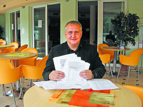 Člen petičného výboru a karloveský poslanec Ján Keselý drží petičné hárky s viac ako 13-tisíc podpismi.