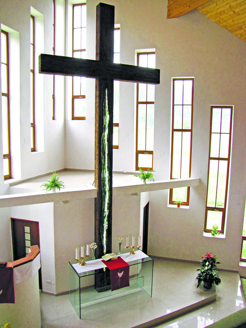 Kostol v Krpeľanoch sa môže pochváliť pôsobivým krížom a moderným skleneným oltárom.