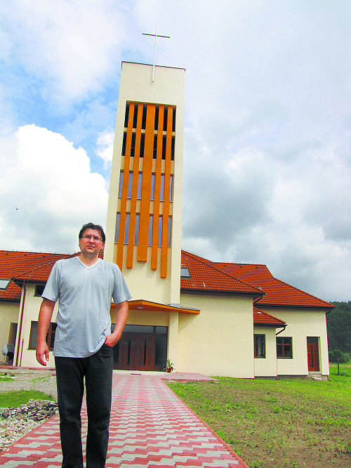 Evanjelický farár Pavel Tomka (38) pred novým kostolom.