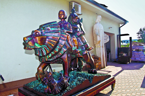 Takmer trojmetrová socha poputuje na námestie ruského mesta Tomsk.