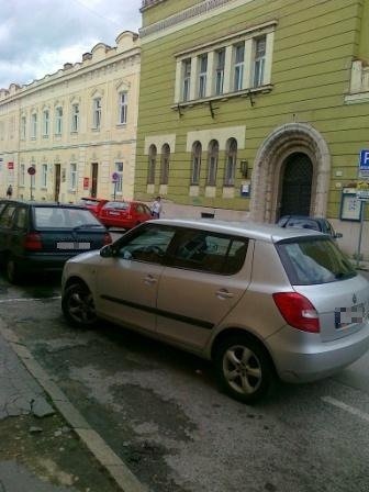 Neohľaduplné parkovanie vodiča s bratislavskou parkovacou značkou vytočilo domácich Košičanov.