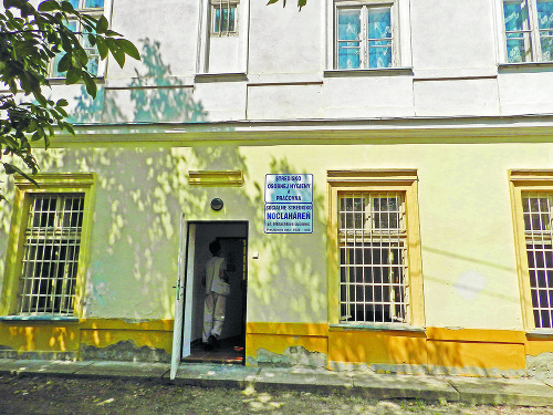 Stredisko osobnej hygieny a práčovňa sídlia v nocľahárni pre bezdomovcov na Olbrachtovej ulici v Lučenci.