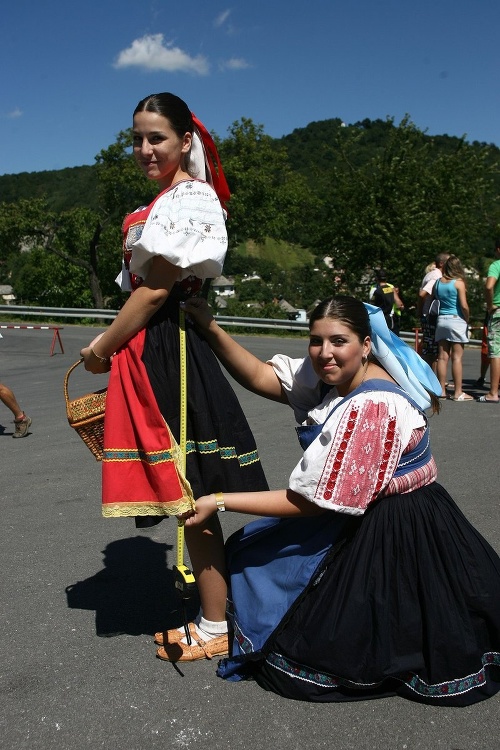 Najkratšiu sukňu v Hrušove, a to 54 cm, mala  Veronika Košičiarová (15) z Dolnej Strehovej,  ktorej ju odmerala sestra Lenka (18).