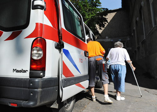 Veľké horúčavy nezvládajú predovšetkým starší spoluobčania.